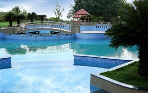 15 outdoor pools - Eagleton - The Golf Resort (Ramanagara)