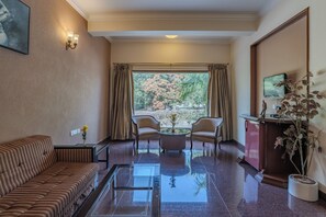 Nature View Executive Suite | Living area | Flat-screen TV - Eagleton - The Golf Resort (Ramanagara)