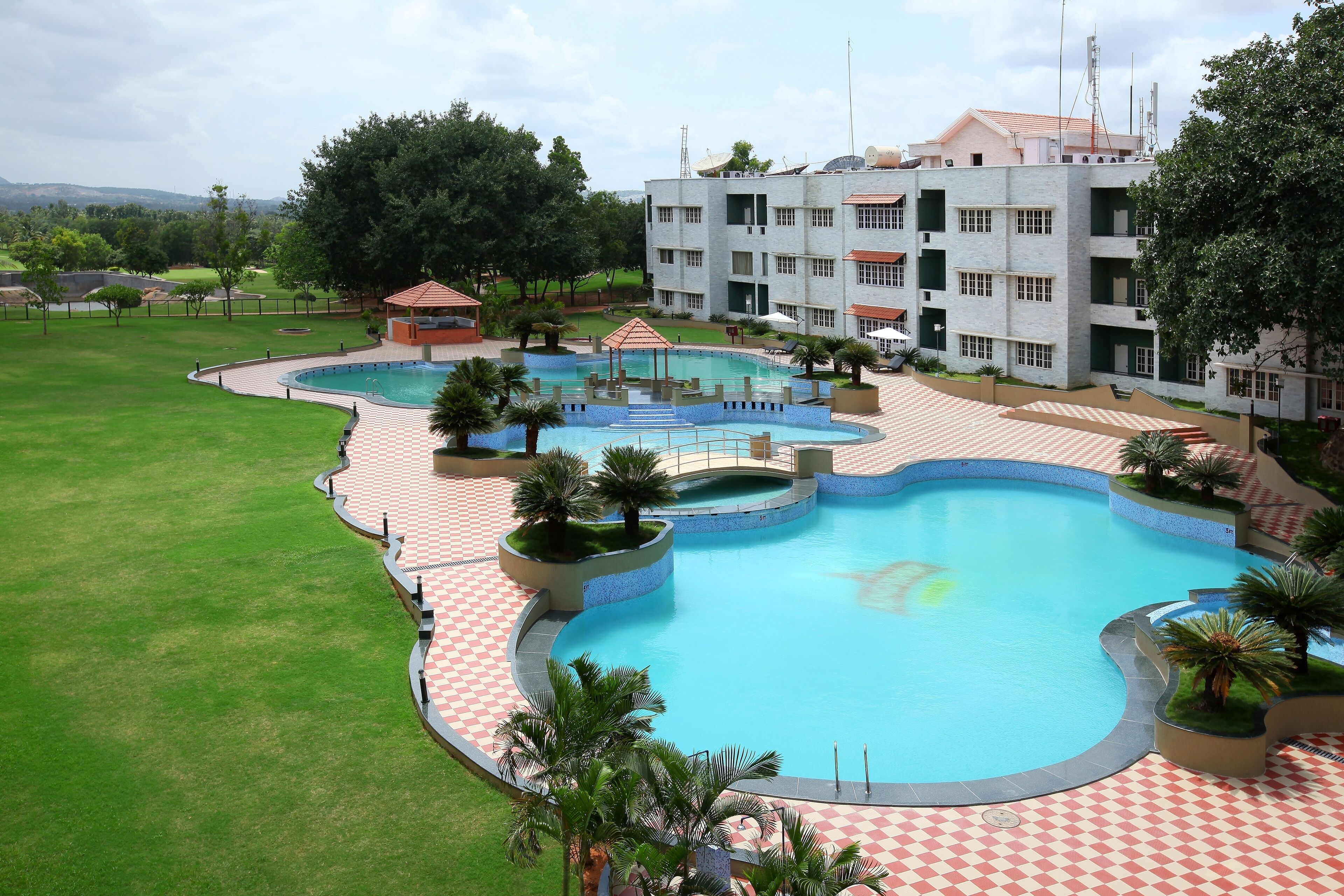 15 outdoor pools