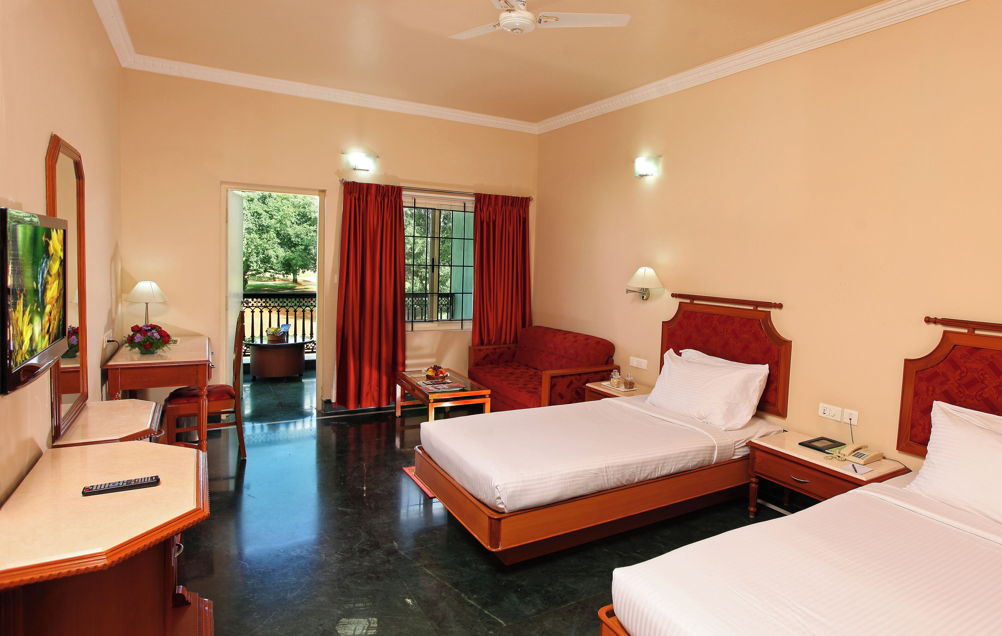 Golf Panorama Superior Room | Escritorio y espacio para trabajar con laptop 