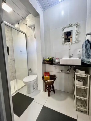 Dusche, Haartrockner, Handtücher, Seife