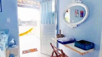 5 quartos, ferros/tábuas de passar roupa, acesso à internet