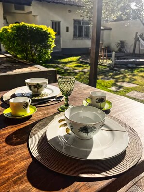 Outdoor dining - A refuge on the Green Coast. Fire pit-Pool-Nature (Itaguaí)