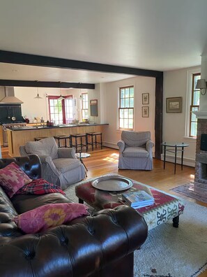 Smart TV, fireplace, books, stereo