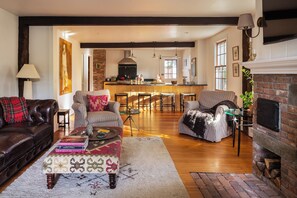 Smart TV, fireplace, books, stereo