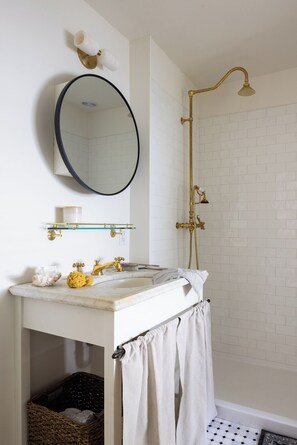 Shower, eco-friendly toiletries, hair dryer, towels - La Maison. (Westminster)