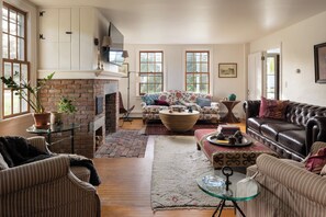 Smart TV, fireplace, books, stereo - La Maison. (Westminster)