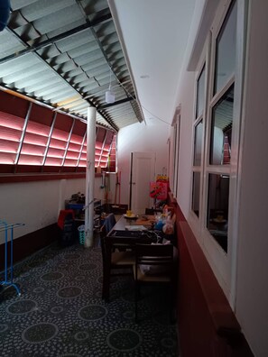 Room, 1 Bedroom, Accessible, Smoking | Dining