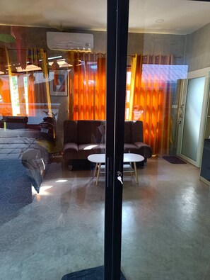 Lounge - Room-baan Phak Phu Moshe House (Saraphi)