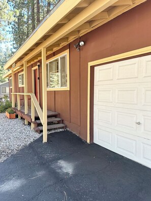 Exterior detail - Pinter Pines | Hot Tub | BBQ | Mini Golf (South Lake Tahoe)