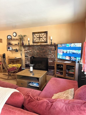 TV, fireplace - Pinter Pines | Hot Tub | BBQ | Mini Golf (South Lake Tahoe)