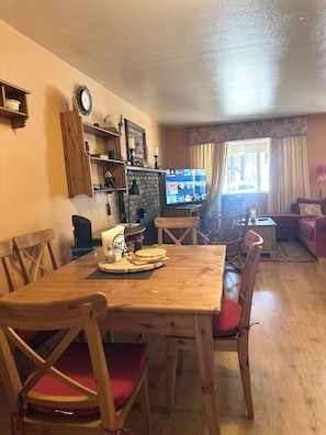 Dining - Pinter Pines | Hot Tub | BBQ | Mini Golf (South Lake Tahoe)