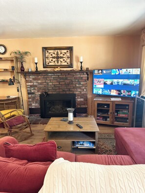 Televisión y chimenea 