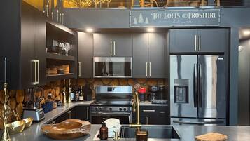 Kühlschrank, Mikrowelle, Ofen, Herdplatte