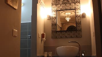 Douche, serviettes fournies, savon, papier toilette