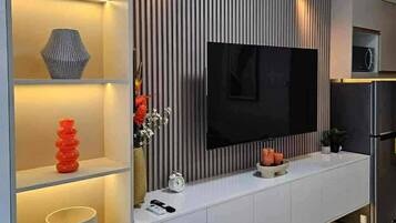 Apartment, 1 Bedroom, Smoking | Living room
