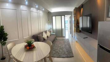 Apartment, 1 Bedroom, Smoking | Living room