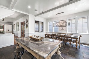 Dining - Blu Manor Cottage - Access to 4 community pools, private beach, fitness and tennis! 4 Adult Bikes (Rosemary Beach)