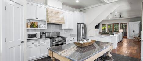 Frigorífico, microondas, placa de cocina y lavavajillas