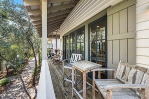Terrace/patio - Blu Manor Cottage - Access to 4 community pools, private beach, fitness and tennis! 4 Adult Bikes (Rosemary Beach)