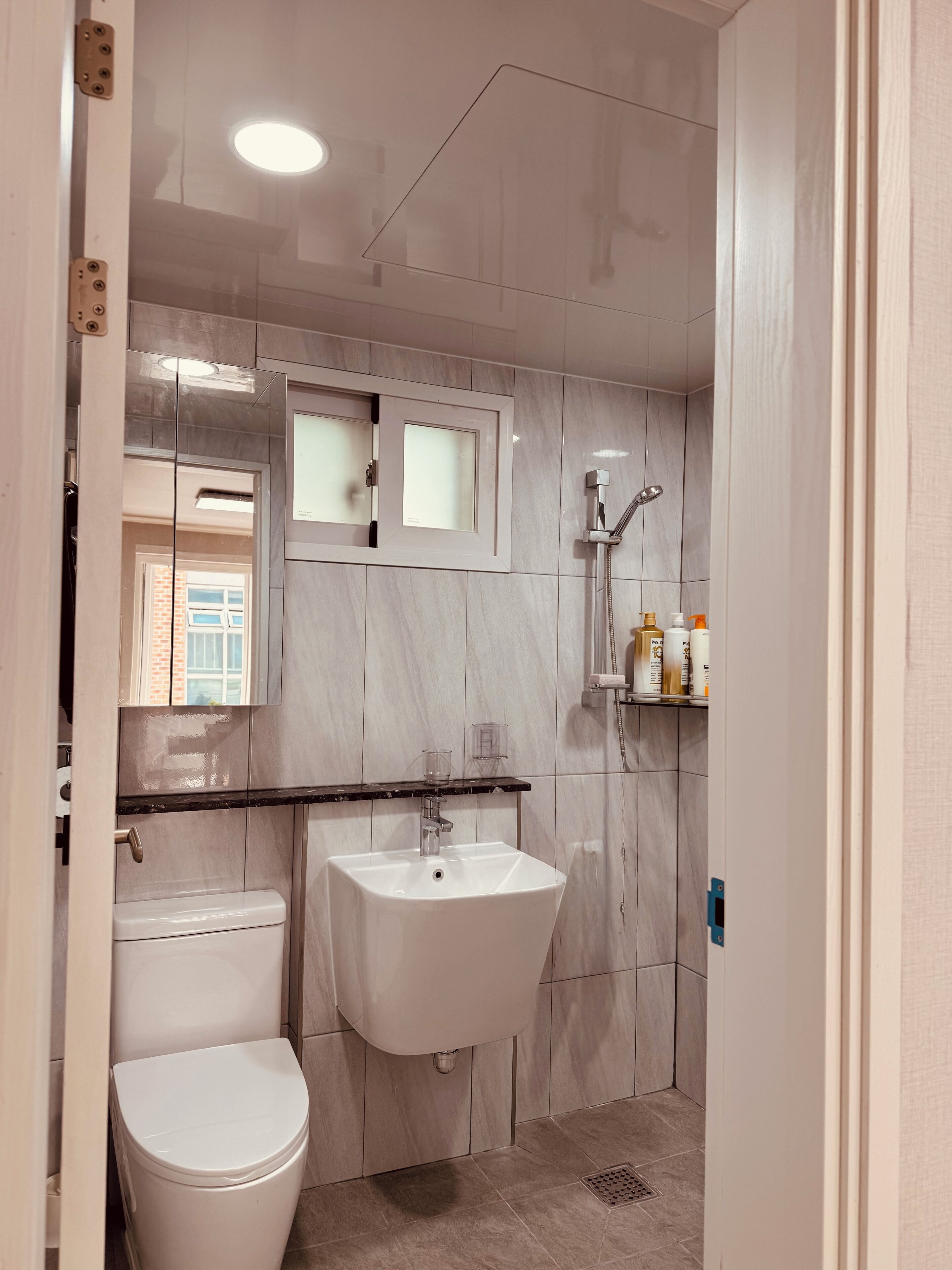 シャワー、ヘアドライヤー、タオル、石鹸