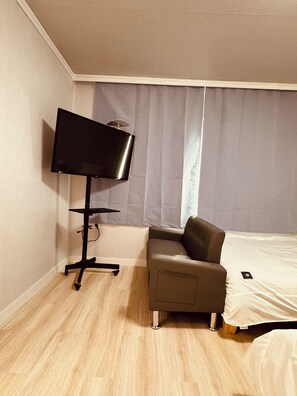 2 bedrooms, WiFi - Downdown Hongdae, 5min to Hongdae Station
2Rooms, 4Bed (Mapo)