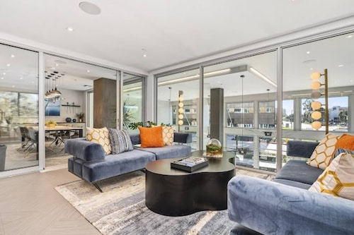 Modern Studio @Central Irvine | Pool • Gym • BBQ