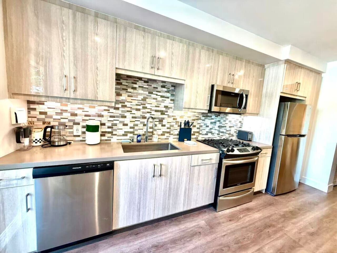 Køleskab, mikrobølgeovn, ovn, kogeplade