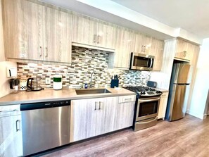 Jääkaappi, mikroaaltouuni, uuni, liesi