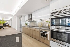 Frigorifero, microonde, forno, piano cottura