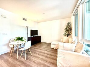 TV, tavolo da ping pong