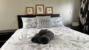 2 quartos, acesso à internet, roupa de cama