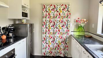 Microondas, horno, placa de cocina, lavavajillas