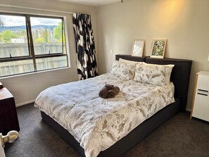 2 bedrooms, internet, bed sheets