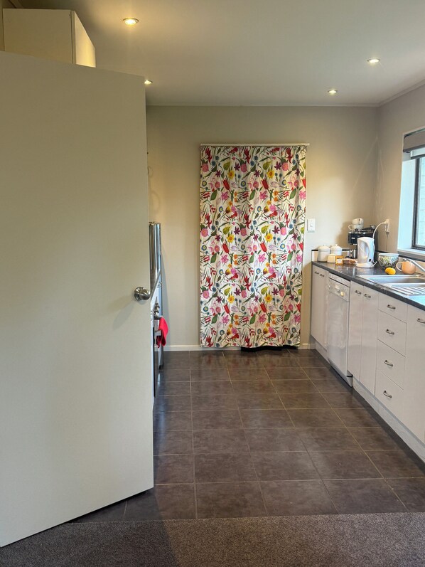 Een microgolfoven, een oven, een kookplaat, een vaatwasser