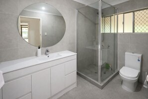 Shower, hair dryer, towels, shampoo - Charming 3-bedroom house in lovely Rochedale South with AC (Rochedale South)