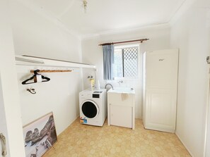 Shower, hair dryer, towels, shampoo - Charming 3-bedroom house in lovely Rochedale South with AC (Rochedale South)