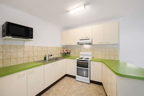 Kühlschrank, Mikrowelle, Ofen, Kochgeschirr/Geschirr/Besteck