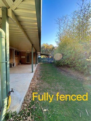 Property grounds - Charming 3-bedroom house in lovely Rochedale South with AC (Rochedale South)