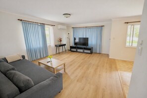 Living area - Charming 3-bedroom house in lovely Rochedale South with AC (Rochedale South)