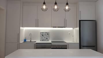 Fridge, oven, stovetop, dishwasher