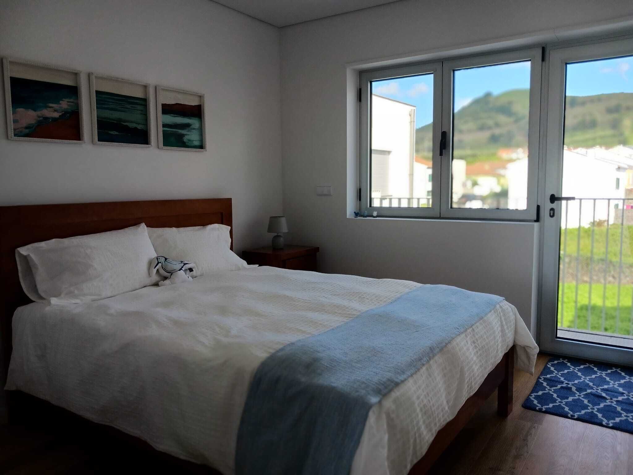 1 غرفة نوم وخزنة داخل الغرفة ومكتب ومكواة/لوح كي