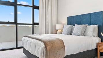 2 habitaciones, escritorio, tabla de planchar con plancha y wifi