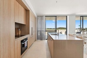 ثلاجة، ميكروويف، غسالة أطباق، مستلزمات طهي/أطباق/أوعية