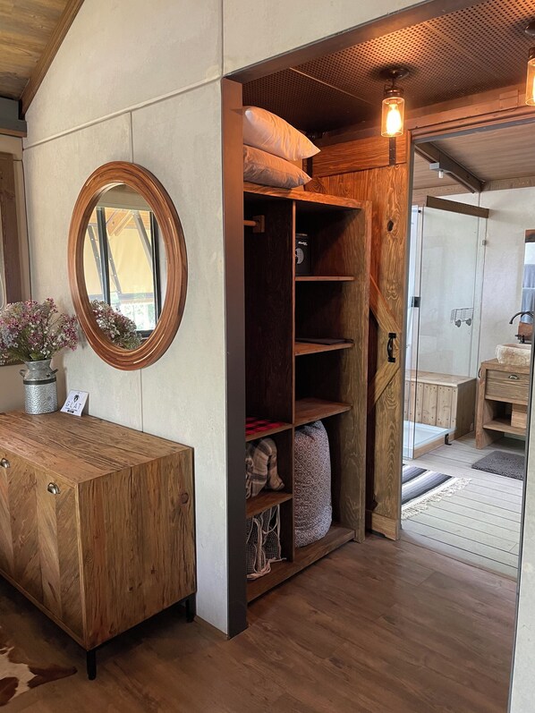 Cabaña Deluxe, vistas al lago | Interior