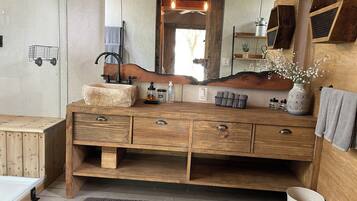 Cabaña Deluxe, vistas al lago | Baño | Artículos de higiene personal gratuitos, toallas, jabón y champú