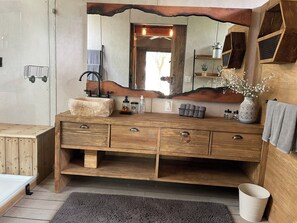 Cabaña Deluxe, vistas al lago | Baño | Artículos de higiene personal gratuitos, toallas, jabón y champú