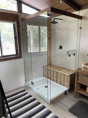 Cabaña Deluxe, 1 habitación, refrigerador y microondas, vista al lago | Baño | Amenidades de baño gratuitas, toallas, jabón, shampoo