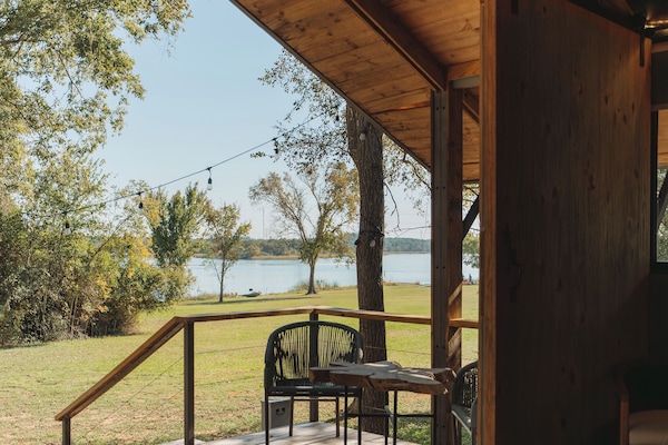 Deluxe Cabin, 1 Bedroom, Air conditioning, Lake View | Bed sheets