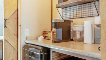 Deluxe Cabin, 1 Bedroom, Refrigerator & Microwave, Lake View | Bed sheets